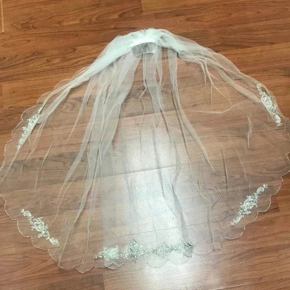 David’s Bridal Ivory Scalloped Edge Veil - Picture 2 of 11